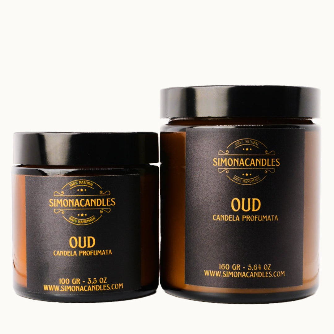 Candela profumata OUD di Simona Candles in contenitore di vetro, atmosfera calda con tonalità beige e marrone.